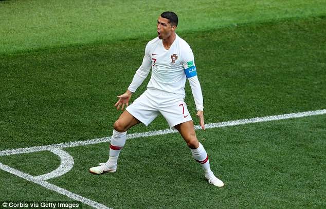 Ghi bàn ầm ầm ở World Cup 2018, Ronaldo vẫn bị chê... ‘ăn may’ ảnh 2