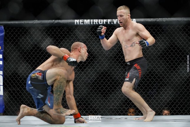 Võ sĩ Mỹ tung loạt đấm móc cực mạnh khiến ‘cao bồi' UFC ngã gục ảnh 3