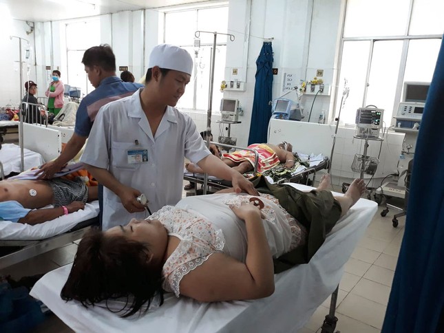 Người phụ nữ ôm con nhảy sông thoát đám cháy ở chợ nổi Cái Răng ảnh 1