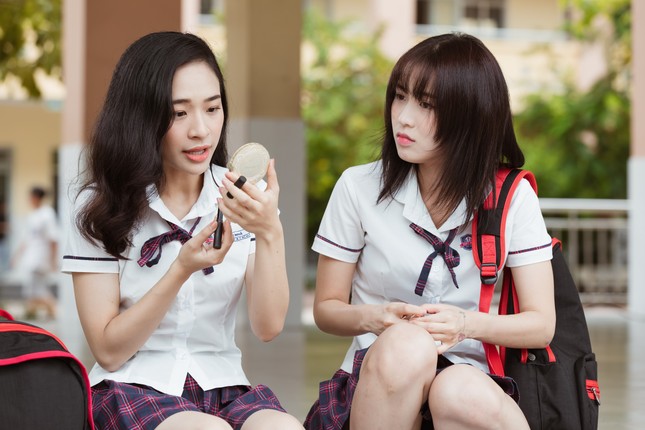 Han Sara - Tùng Maru diện đồ học sinh cực yêu, tiếp tục sánh đôi trong web-drama mới ảnh 4