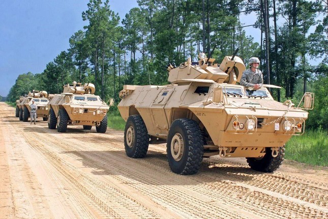 Mỹ chuyển thêm hàng trăm xe bọc thép M1117 cho Ukraine - Ảnh 1.