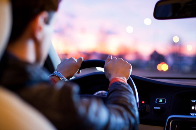 Cảnh báo: Nguy cơ lây nhiễm Covid-19 trong xe bus, taxi ảnh 1