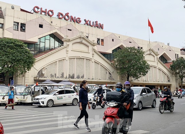 Khách đìu hiu, tiểu thương đeo khẩu trang ngủ gục thời dịch Covid -19 ảnh 1