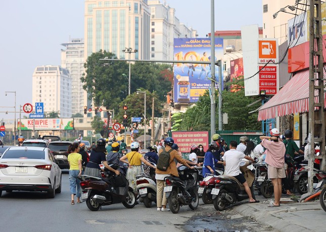 Người Hà Nội chạy khắp nơi tìm cây xăng, vật vã xếp hàng được đổ… 30.000 đồng ảnh 6