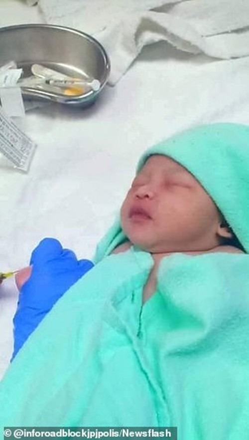 Xót xa em bé sơ sinh bị bỏ rơi với con dao rỉ găm trên lưng, nhưng em đã sống sót kỳ diệu ảnh 4