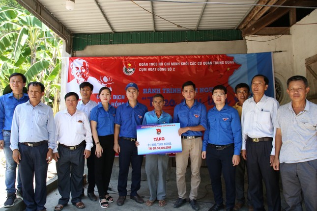 Xúc động 'Hành trình tình nguyện theo dấu lịch sử' ảnh 5