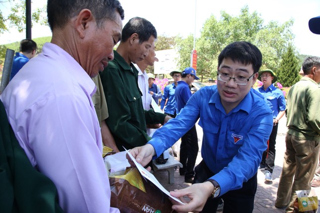 Xúc động 'Hành trình tình nguyện theo dấu lịch sử' ảnh 3