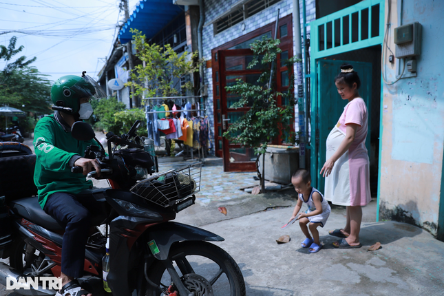 Vợ bầu sắp sinh, anh xe ôm vẫn đều đặn giúp đỡ nhiều người gặp nạn giữa đêm ở TPHCM ảnh 14