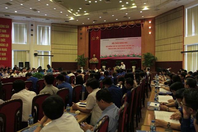 Phiên toàn thể Hội thảo Bồi dưỡng thế hệ cách mạng cho đời sau theo Di chúc Bác ảnh 1