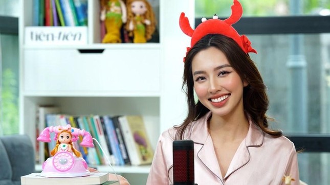 Hoa hậu Thùy Tiên lần đầu gọi điện cho fan trong podcast mới, phản ứng khiến netizen thích thú ảnh 1