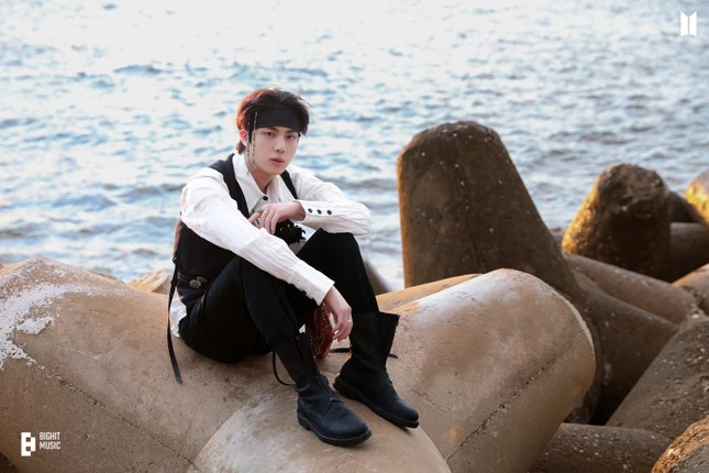 Jin (BTS) khoe mái tóc cực nam tính, sẽ nhập ngũ âm thầm mà không xuất hiện chính thức ảnh 2