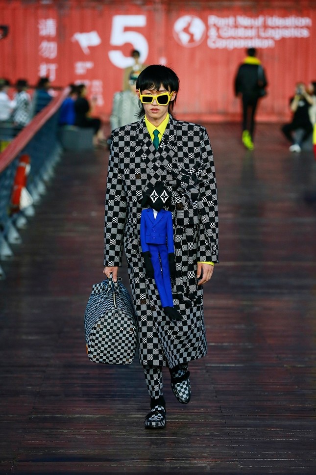 Nhờ Ngô Diệc Phàm ôm bóng bay khổng lồ, show của Louis Vuitton thu hút 100 triệu lượt xem ảnh 6