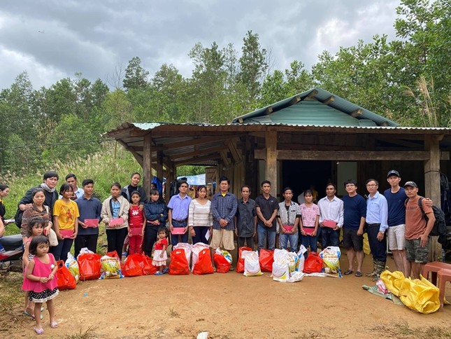 Hoa hậu H’Hen Niê lội bùn, trực tiếp đến thăm nạn nhân vụ sạt lở đất ở tỉnh Quảng Nam ảnh 5
