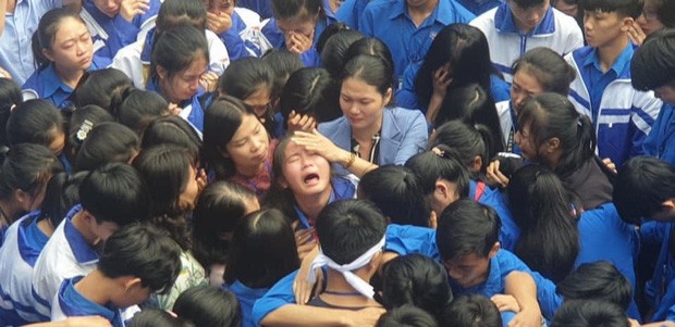 Hàng trăm thầy cô, học sinh của trường THPT ở Nghệ An ôm nhau khóc nức nở giữa sân trường ảnh 5