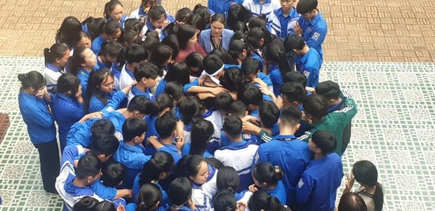 Hàng trăm thầy cô, học sinh của trường THPT ở Nghệ An ôm nhau khóc nức nở giữa sân trường ảnh 2