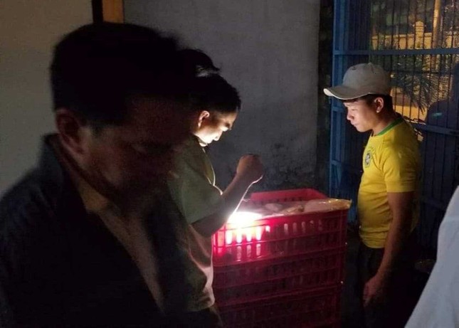 Phát hiện xe bán tải chở hơn 4 tạ thịt gà ‘bẩn’ tuồn ra thị trường ảnh 2