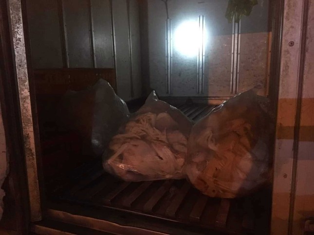 Phát hiện xe bán tải chở hơn 4 tạ thịt gà ‘bẩn’ tuồn ra thị trường ảnh 1