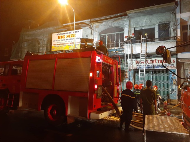 Giải cứu hai cụ già trong căn nhà cháy lớn ở trung tâm Sài Gòn ảnh 2