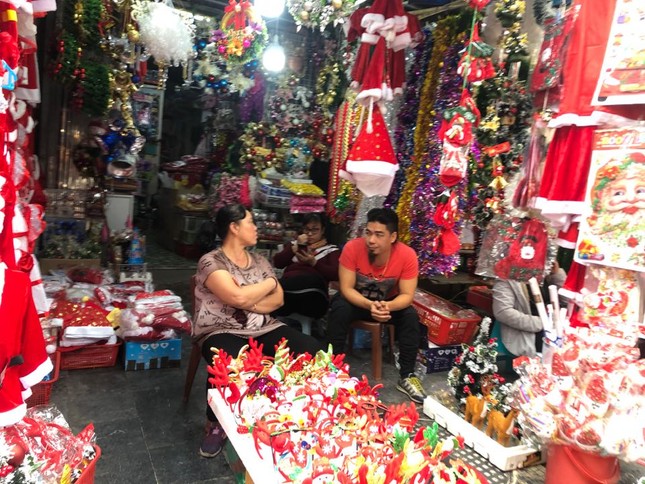 Buôn bán mỏi tay với gấu, bờm, quần áo ông già noel ảnh 1