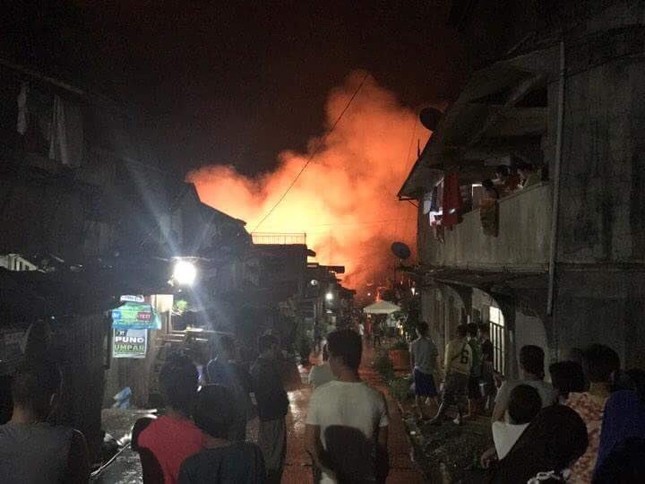 Quân đội Philippines tấn công nhóm khủng bố thân IS ở Marawi ảnh 10