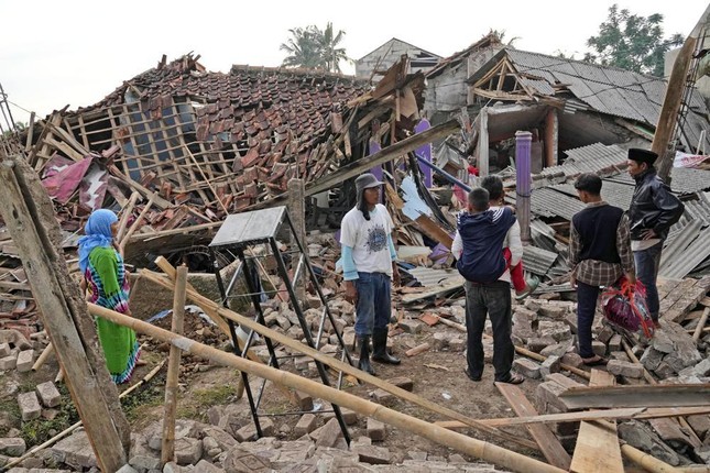 Động đất ở Indonesia: Số người thiệt mạng tăng 'sốc', nhiều nạn nhân là trẻ em đang đi học ảnh 10