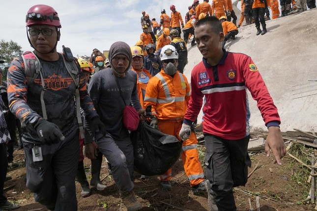 Động đất ở Indonesia: Số người thiệt mạng tăng 'sốc', nhiều nạn nhân là trẻ em đang đi học ảnh 5