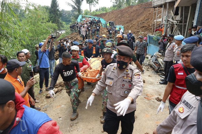 Động đất ở Indonesia: Số người thiệt mạng tăng 'sốc', nhiều nạn nhân là trẻ em đang đi học ảnh 6