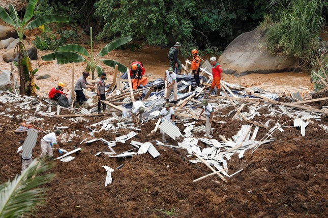 Động đất ở Indonesia: Số người thiệt mạng tăng 'sốc', nhiều nạn nhân là trẻ em đang đi học ảnh 1