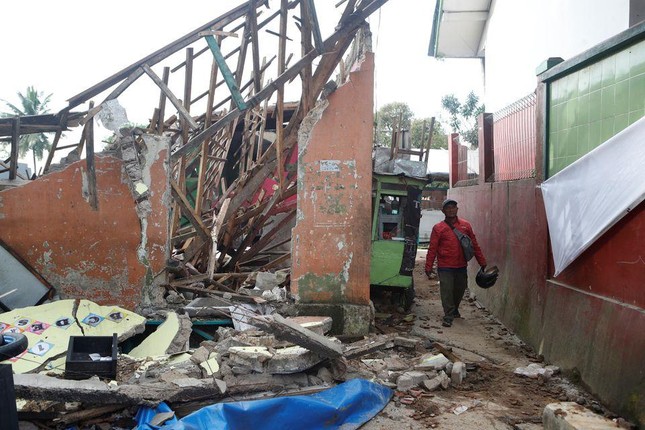 Động đất ở Indonesia: Hơn 460 người thương vong, bãi đỗ xe thành khu cấp cứu ảnh 1