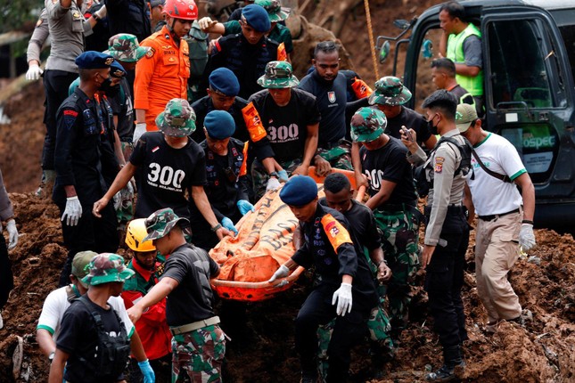 Động đất ở Indonesia: Số người thiệt mạng tăng 'sốc', nhiều nạn nhân là trẻ em đang đi học ảnh 4
