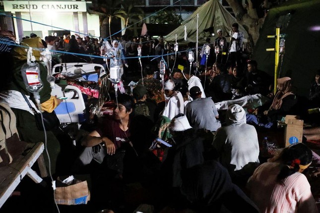 Động đất ở Indonesia: Hơn 460 người thương vong, bãi đỗ xe thành khu cấp cứu ảnh 5