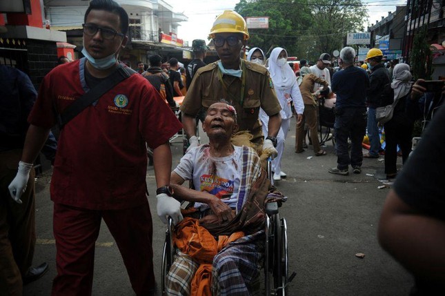 Động đất ở Indonesia: Hơn 460 người thương vong, bãi đỗ xe thành khu cấp cứu ảnh 7
