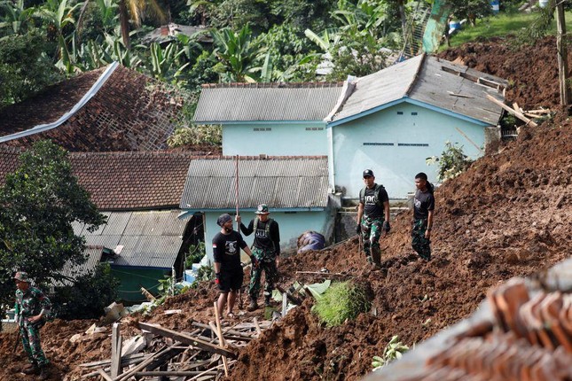 Động đất ở Indonesia: Hơn 460 người thương vong, bãi đỗ xe thành khu cấp cứu ảnh 2