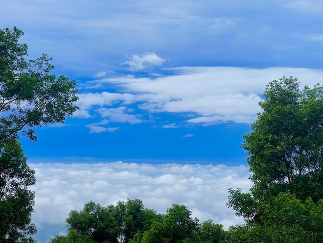 Sau núi Bà Đen, hiện tượng mây hiếm gặp xuất hiện ở núi Chứa Chan ảnh 9