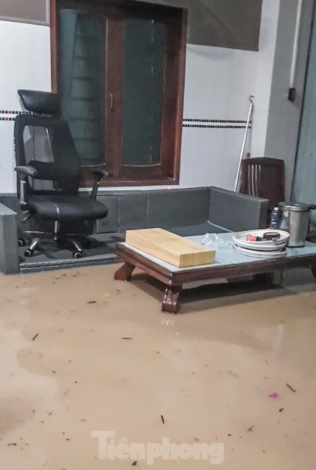 Căng dây giải cứu người đàn ông mắc kẹt giữa dòng nước dữ ảnh 10