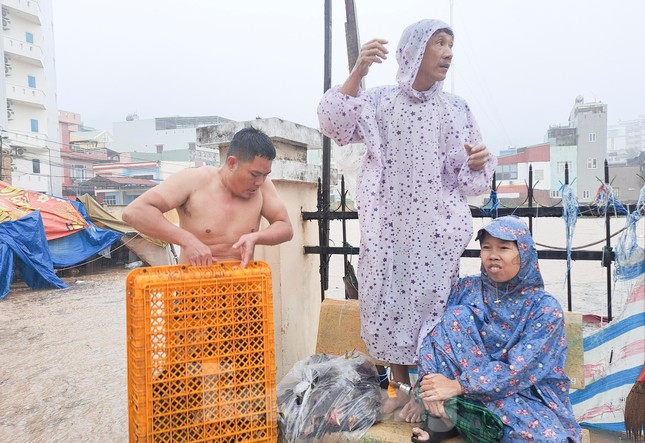 Căng dây giải cứu người đàn ông mắc kẹt giữa dòng nước dữ ảnh 7