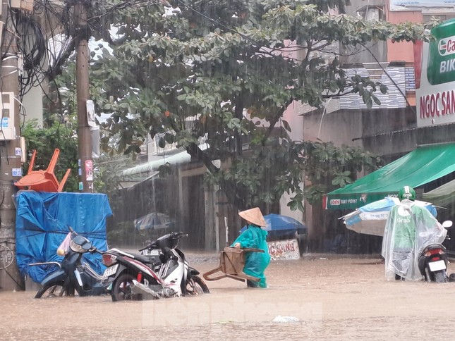 Căng dây giải cứu người đàn ông mắc kẹt giữa dòng nước dữ ảnh 12