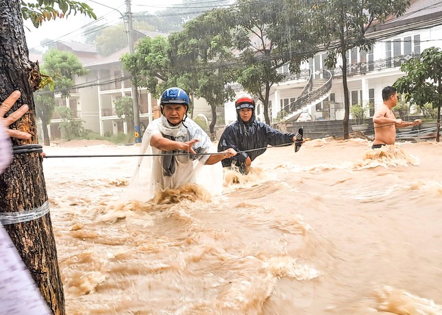 Căng dây giải cứu người đàn ông mắc kẹt giữa dòng nước dữ ảnh 4