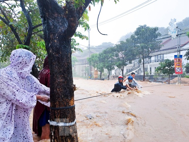 Căng dây giải cứu người đàn ông mắc kẹt giữa dòng nước dữ ảnh 3