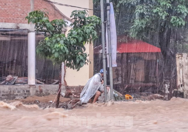 Căng dây giải cứu người đàn ông mắc kẹt giữa dòng nước dữ ảnh 2