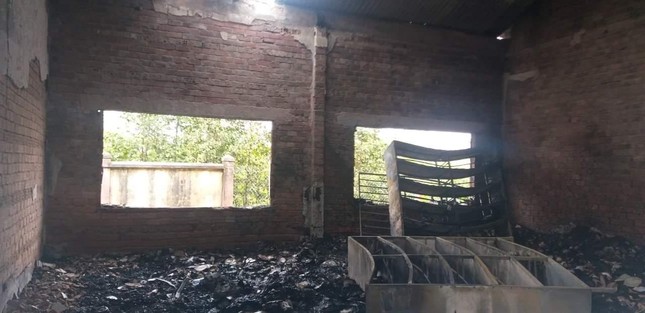 Trường học cháy lớn trong đêm, nhiều máy tính, tài liệu bị thiêu rụi ảnh 2