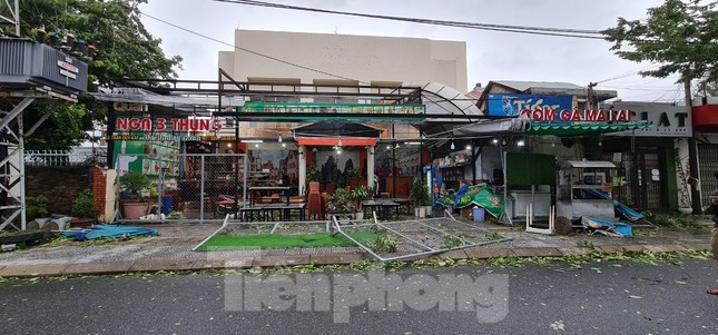 Đà Nẵng ngổn ngang sau bão Molave ảnh 9