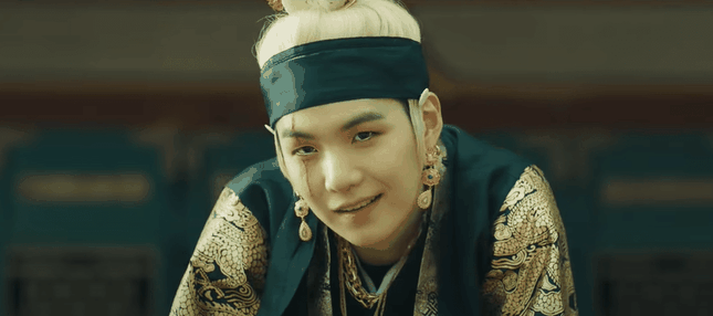 HOT: Suga (BTS) đánh úp ARMY với MV “Daechwita” và dàn cameo “cây nhà lá vườn” cực chất ảnh 6