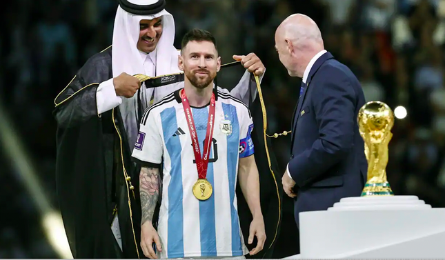 Áo choàng đen của Messi gây 'sốt' trên thế giới sau World Cup ảnh 1