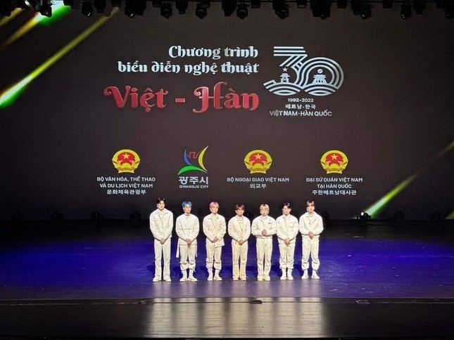TEMPEST tham gia chương trình biểu diễn nghệ thuật Việt - Hàn, Hanbin được khen hết lời ảnh 1