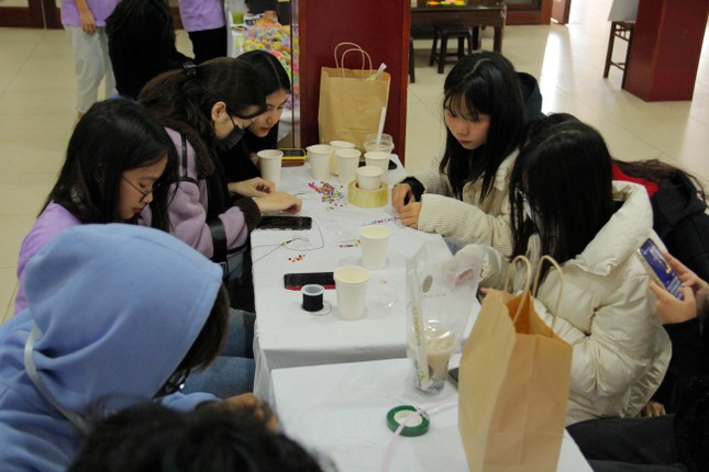 Teen Hà Nội mở hội sách gây quỹ từ thiện: Vừa đổi sách vừa chơi trò chơi, làm đồ handmade ảnh 6
