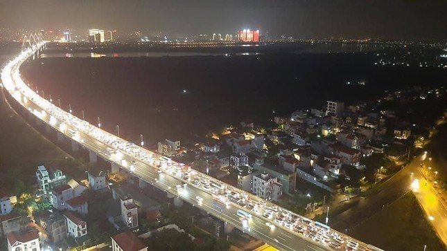 12 ô tô đâm liên hoàn trên cầu Nhật Tân gây tắc nghiêm trọng ảnh 1