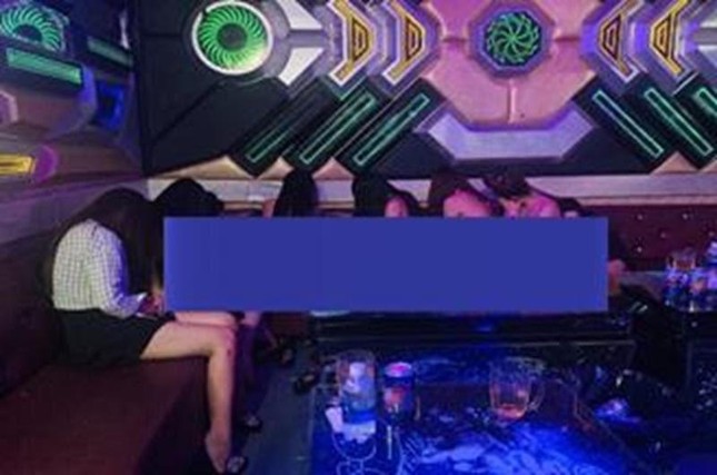 Kiểm tra quán karaoke, phát hiện hàng loạt tiếp viên khỏa thân phục vụ khách ảnh 1