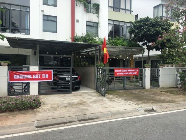 Cư dân căng băng rôn phản đối Gamuda Gardens lật kèo ảnh 6