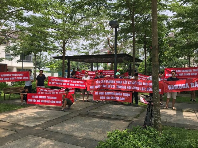 Cư dân căng băng rôn phản đối Gamuda Gardens lật kèo ảnh 1